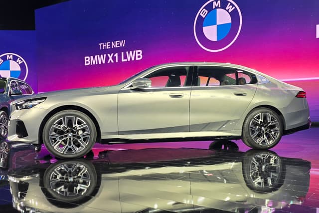 bmw i5 lwb on stage