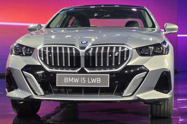 bmw i5 lwb on stage