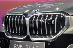 bmw i5 lwb on stage