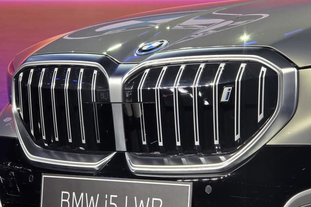 bmw i5 lwb on stage