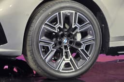 bmw i5 lwb on stage