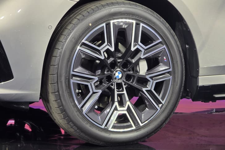 bmw i5 lwb on stage