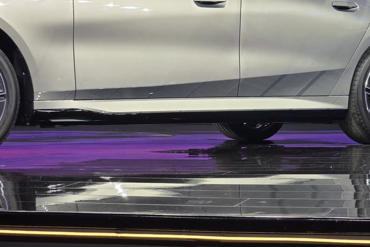 bmw i5 lwb on stage
