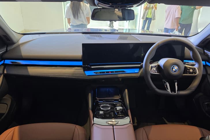 bmw i5 lwb on stage