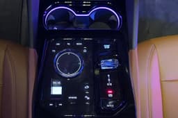 bmw i5 lwb on stage