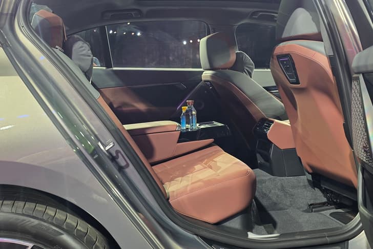 bmw i5 lwb on stage