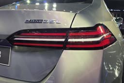 bmw i5 lwb on stage