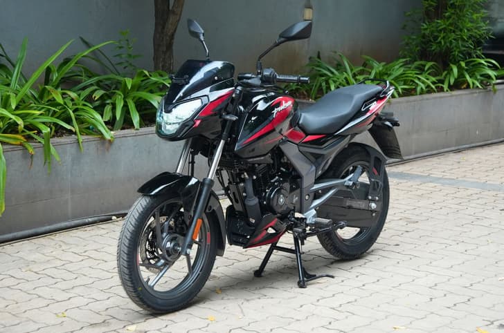 Bajaj Pulsar 150 left front three quarter