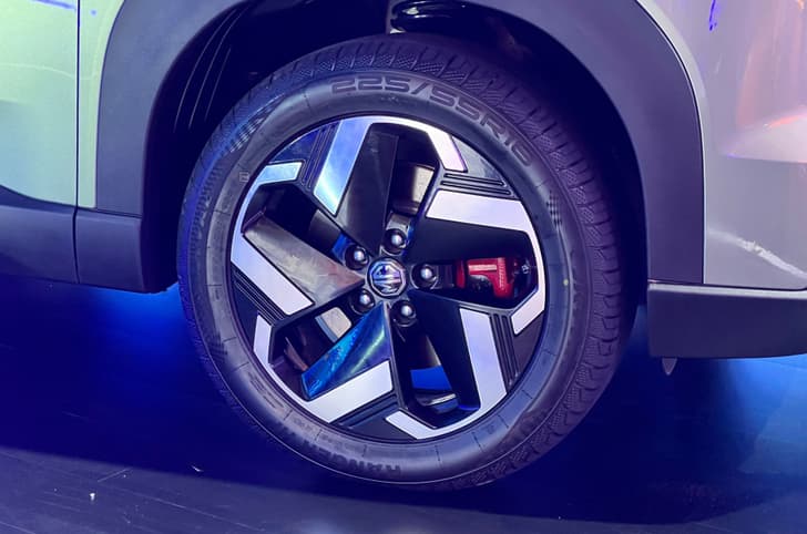 MG Hector Tomahawk EV alloy wheels