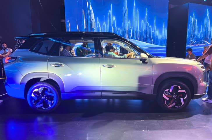 MG Hector Tomahawk EV side profile