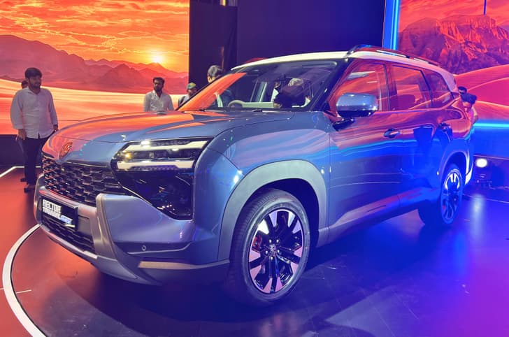 MG Hector Tomahawk PHEV Front Quarter