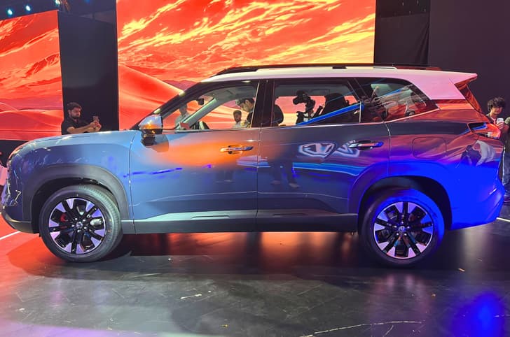 MG Hector Tomahawk PHEV side profile