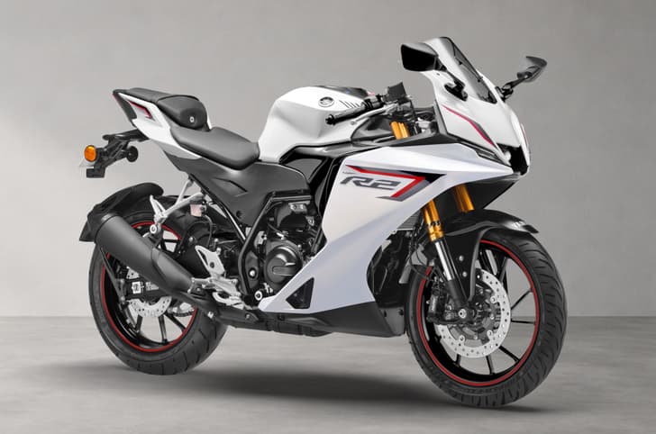 Yamaha R2 Metallic Pearl White