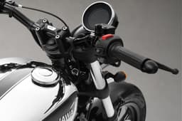 Close up shot on the Jawa 42 FJ All Stars Edition's offset, fully digital instrument cluster