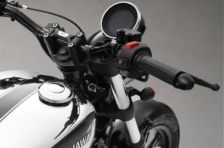 Close up shot on the Jawa 42 FJ All Stars Edition's offset, fully digital instrument cluster