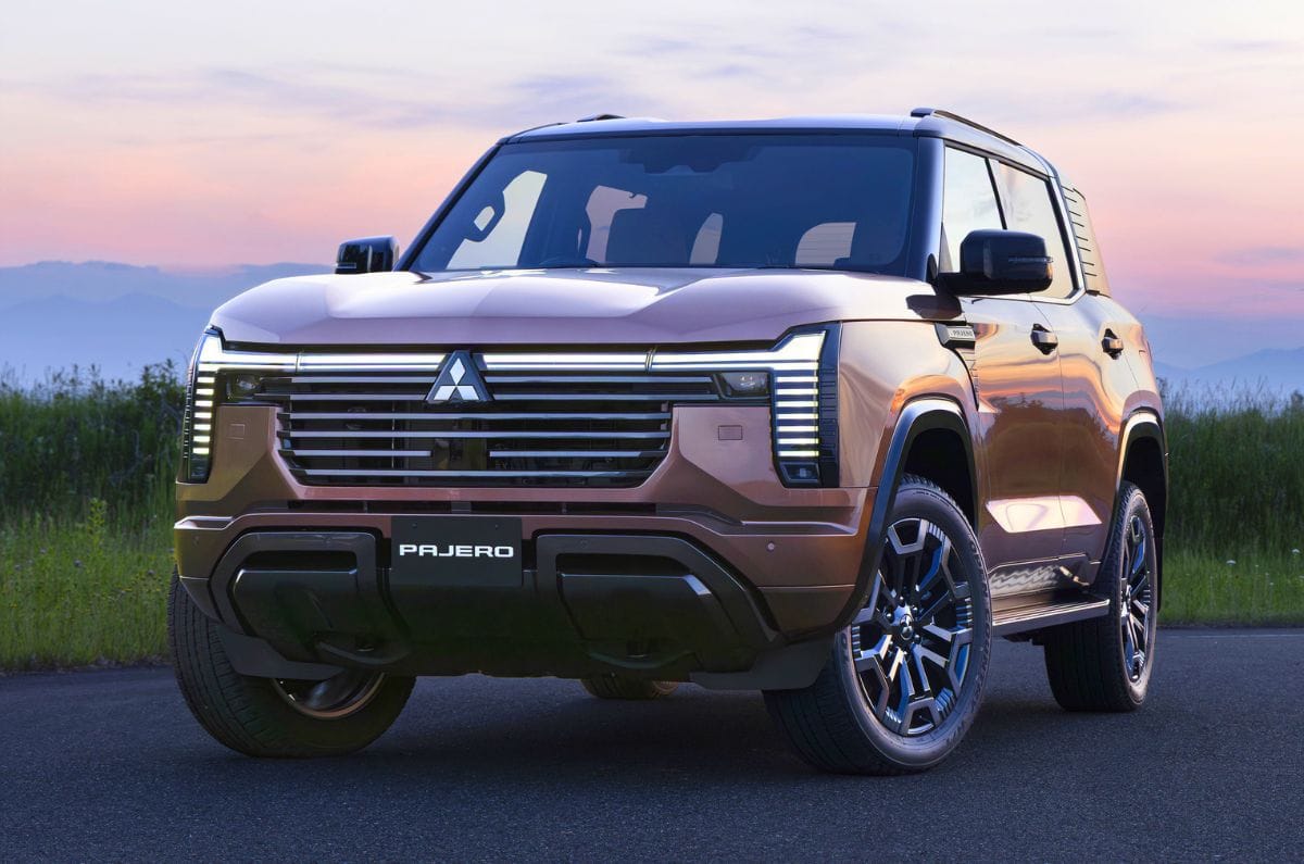Fifth-gen Mitsubishi Pajero front quarter static