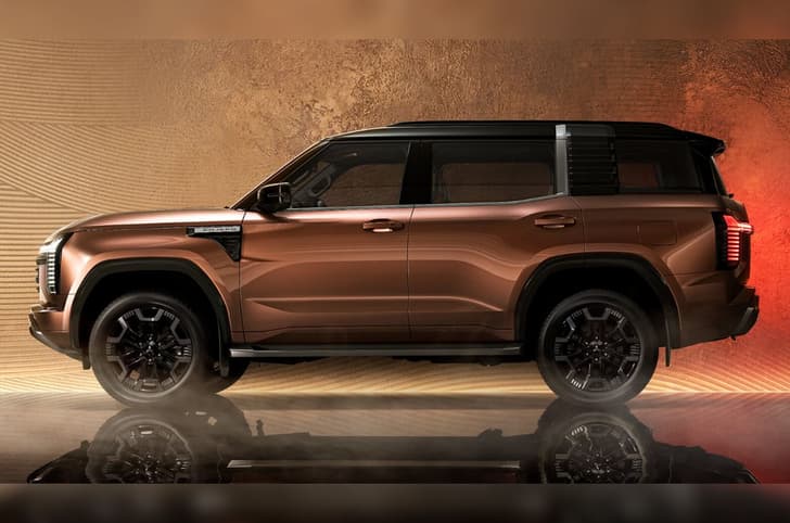 Fifth-gen Mitsubishi Pajero side static