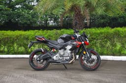 An outside image of the Aprilia Tuono 457's right profile in Mamba Black colour.