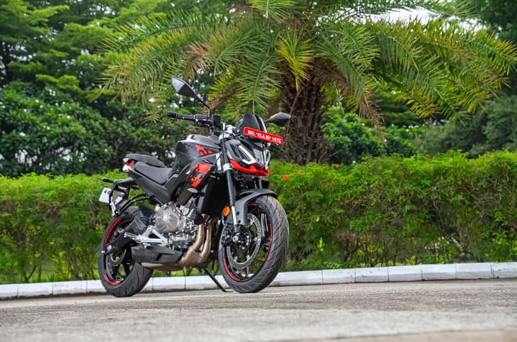 An outside image of the Aprilia Tuono 457's front right quarter profile in Mamba Black colour.