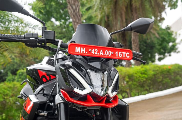 A close up, outside image of the Aprilia Tuono 457's new, standard flyscreen.