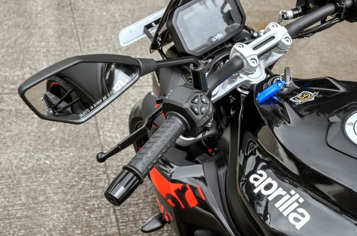 A close up image of the Aprilia Tuono 457 Special Edition's unchanged switch gear and TFT instrument cluster.