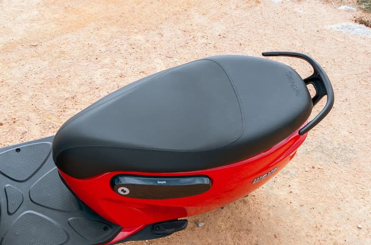 An outside close up image of the Simple Wave's 920mm long seat.
