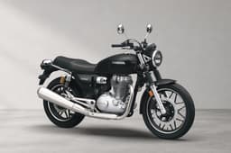 Inside render showing the Honda CB500 in Pearl Igneous Black colour.
