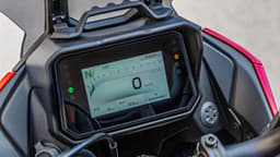 An outside close up image of the Yamaha Tracer 7's 5-inch TFT display.