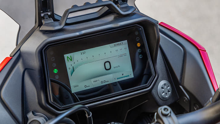 An outside close up image of the Yamaha Tracer 7's 5-inch TFT display.
