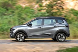 Renault Triber side tracking 