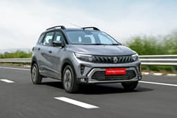 Renault Triber turbo front quarter tracking 