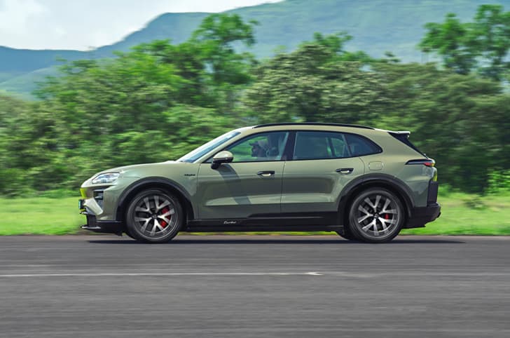 Porsche Cayenne Electric side tracking