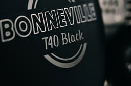Close up of the right sidepanel of the Triumph Bonneville T40 Black, spelling out the name.