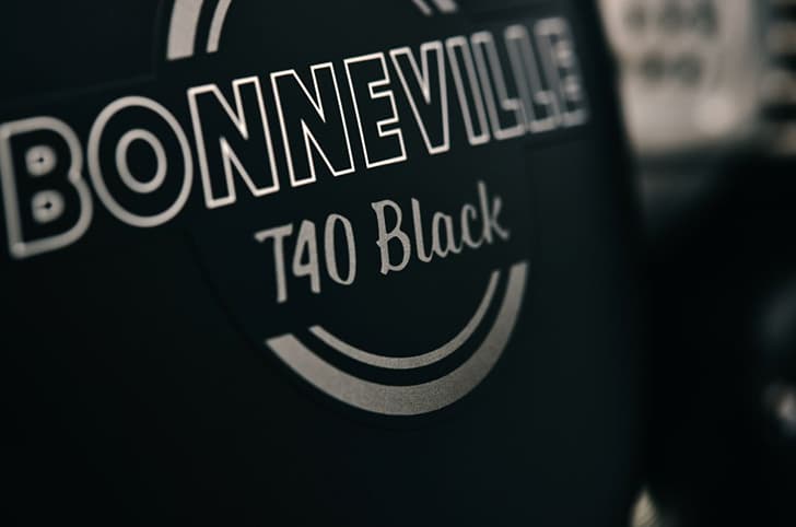 Close up of the right sidepanel of the Triumph Bonneville T40 Black, spelling out the name.