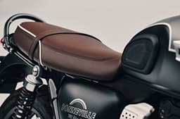 Close up of the Triumph Bonneville T40 Black's dark brown seat.