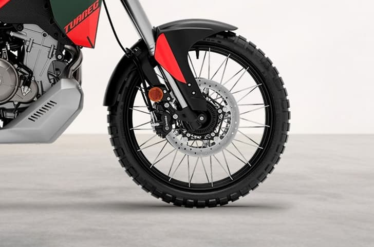 An indoor closeup render of the cross-spoked rim fitted with tubeless tyres on the standard Tuareg