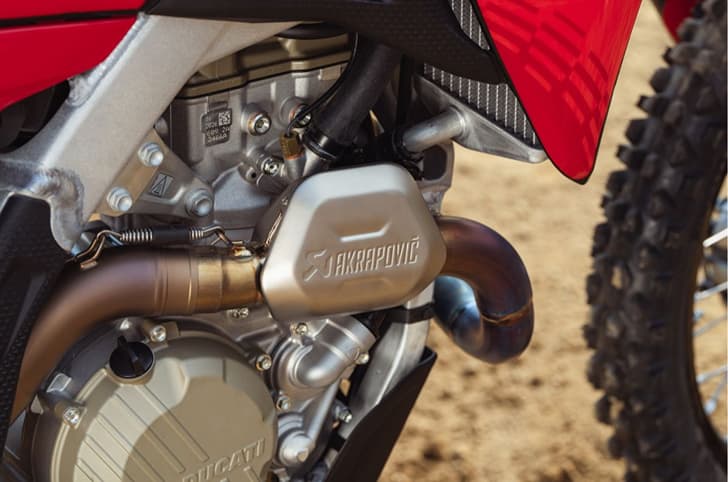 Factory version-exclusive Akrapovic exhaust system,