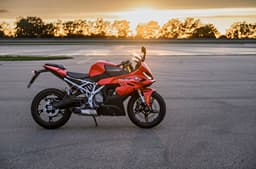 BMW F 450 RR Racing Red's right profile resembling the S 1000 RR.