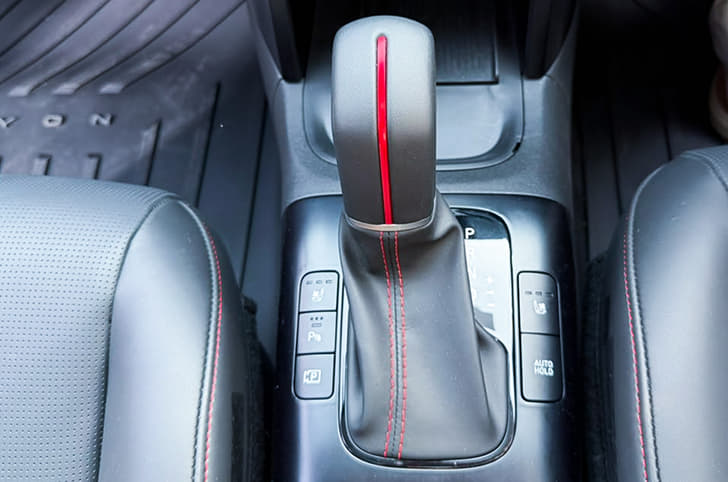 Hyundai Bayon gear lever buttons