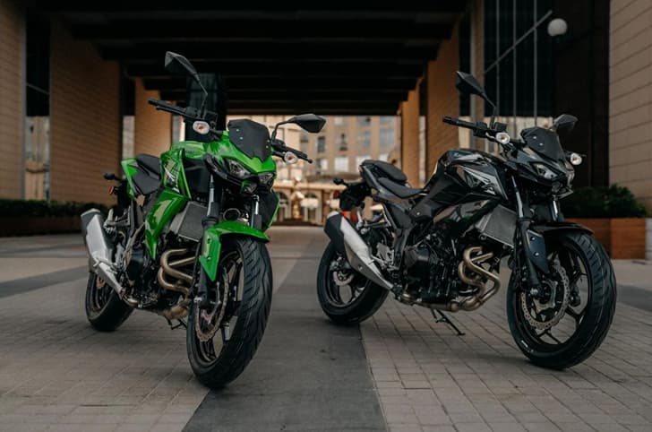 An outdoor shot of the Kawasaki Z300 in the two colour options