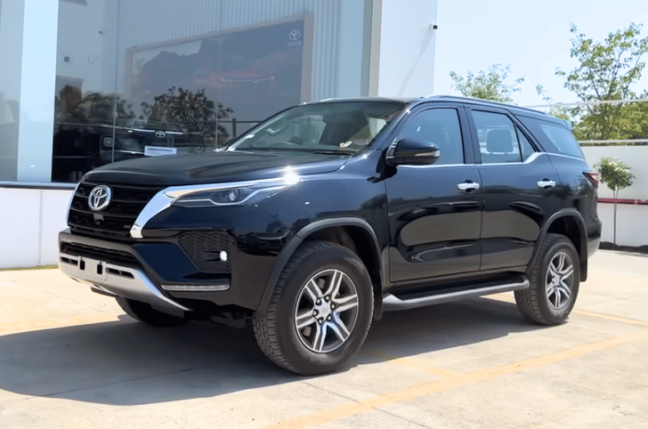 Toyota Fortuner black
