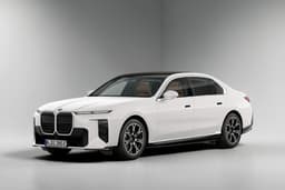 BMW i7 Color Mineral White
