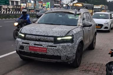 New Renault Duster spy shots show India-spec details