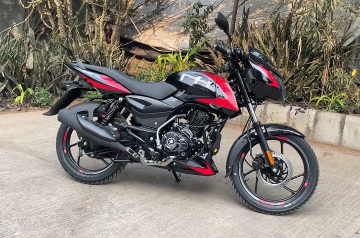 Static side profile of the Pulsar 125 that was seen at a dealership