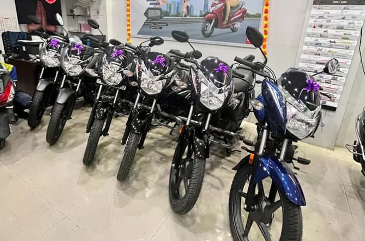 Honda Shine bikes parked inside showroom in one line