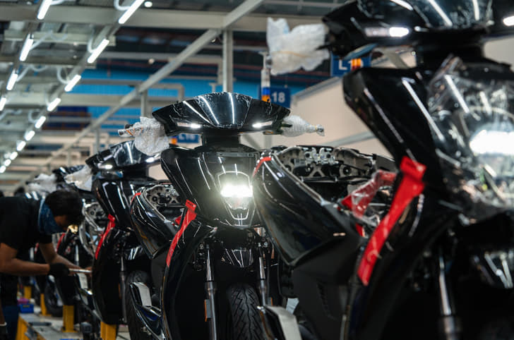 Ather 450 scooters on a production line
