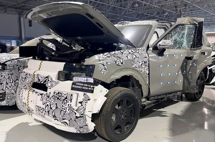 Chery-JLR Freelander front-third spied