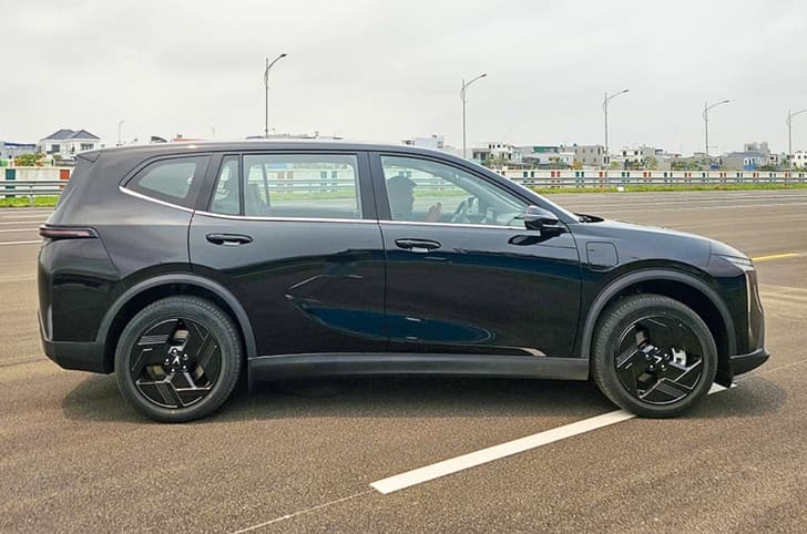 Vinfast VF MPV 7 side