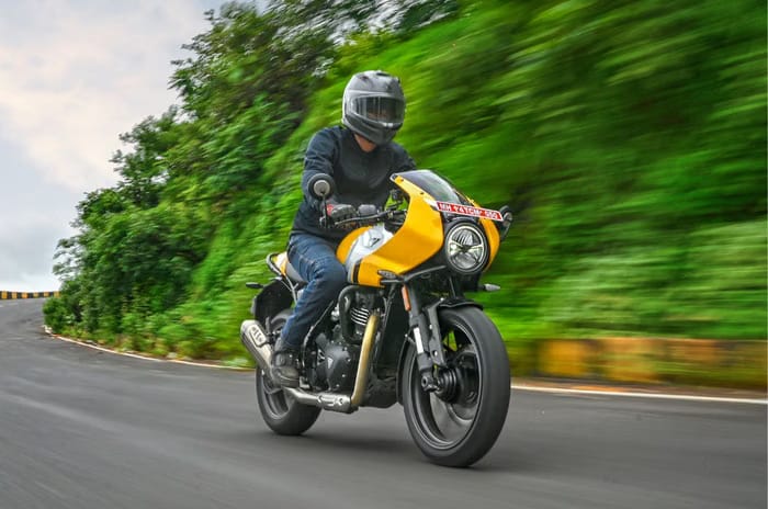 Thruxton 400 dynamic shot