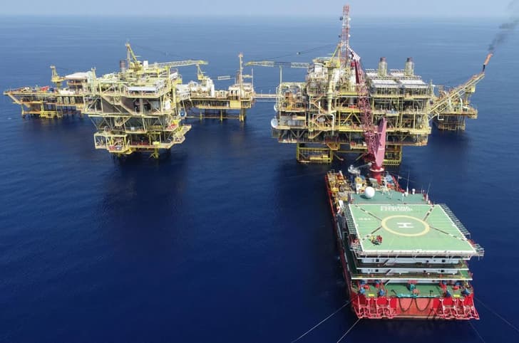 Offshore oil and gas production facility